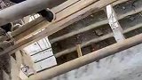 楼梯修建出错，工地上下楼全靠攀爬