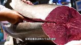 真会吃！用勺子挖出鱼骨髓，不知道味道如何？