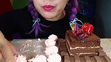 美女试吃巧克力蛋糕、牛奶夹心巧克力棒、草莓奶油蛋糕