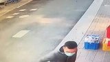 老人后仰晕倒小伙奋力伸手搀扶