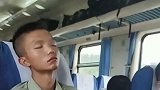 回来的兵哥哥在火车睡着了，看样子应该是累了，辛苦了！