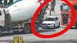 小轿车大车盲视角加塞被大车推行几十米。网友：太危险了，小车全责吧！