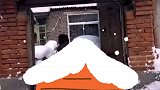 大雪封门积雪超过膝盖，公婆一大早铲出一条路