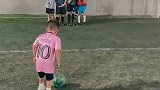 小学生足球赛，任意球绕弯射门