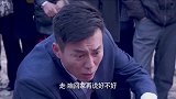小伙看到被围观的小两口，万万没想到是二婶，赶紧抱起送去医院
