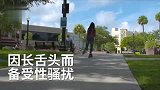 女子展示惊人长舌，能舔自己眼睛