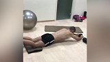 腰腹核心力量让人羡慕!贵州外援做腹肌轮轻松打面无表情