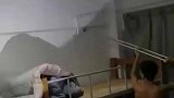 男子拿拐杖打不到的大蜘蛛，竟然爬进了他的鞋子
