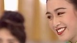 当年关之琳 为港姐冠军钟丽缇 颁奖，那个时代的美女各有千秋，不像现在千篇一律。几十年过去，现在依旧美丽动人