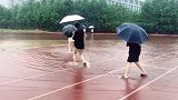 一下大雨就出来玩水,女大学生的快乐就这么简单