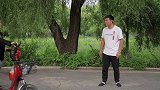 小伙搭顺风车，美女担心被别人说闲话，小伙的做法太逗了