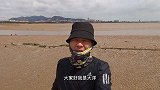退潮后的海边，大洋赶海捡到肥瘦相间的五花肉，礁石区还有鲍鱼