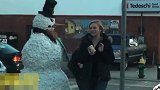 美女跟朋友被街道上伫立的雪人，吓到，尖叫走开！
