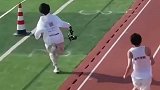 高校运动会上，摄影师拿着相机飞奔着跟拍，运动员“感觉赢了又感觉没赢”