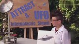 用UFO吸引路人，最后还有外星人出现，国外整蛊太会玩了！