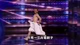 国外奇葩表演，全身只用一条浴巾，没有其他遮挡物