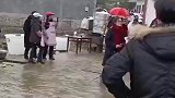 大妈只顾拍视频没注意，不慎掉进身后的地沟