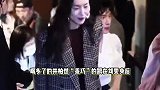 井柏然活动晚宴喝懵了，乖巧跟在刘雯身边像顺毛小狗，眼神里满是清澈