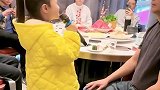 家人聚餐，女孩为爸妈深情演唱，家人聚餐，女孩为爸妈深情演唱