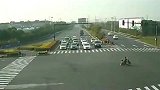 监控十字路口发生连环车祸，幸亏有监控，才知道是怎么发生的！