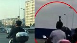 男子为纠正驼背，头顶茶杯骑车被处罚两次 交警：一般人干不来