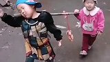 二哥冒雨给丈母娘送只鸡去
