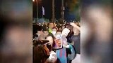 梅西马上到！巴拉圭当地球迷热情等候蓝白军团 人形立牌太喜感