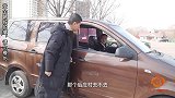 小伙打车回家以为逮了便宜，不料上了美女的圈套，结局太搞笑了