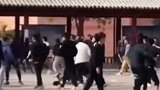 滨州 几十名学生持械斗殴！说轻点是不懂事，但是是不是像古惑仔呢？你家有大小孩吗？