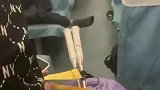 乘客睡觉将脚伸到椅子外，女子推着行李欲通过受阻