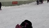本来想拍女朋友摔倒，结果来个雪地哈雷