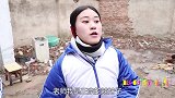 比赛吃辣条串串，谁赢了带谁去游乐园，没想田田这么能吃辣！