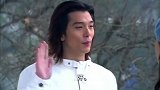 男子为了女友公私不分 女友表面上责怪心里偷着乐