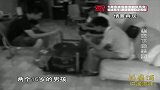 年轻小伙不务正业，为了钱，拿着刀就对年迈夫妻下毒手