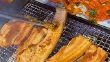这家烤肉是用坛子装的，挺多人喜欢来吃