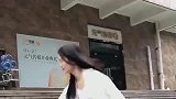 这么大的水桶，美女单手一甩，就扔上去了，牛啊！