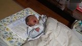 小宝宝躺在床上奶声奶气的哭，妈妈也不管，真是让人心疼