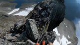 超刺激！大神无防护行走于悬崖峭壁 配上美景简直令人窒息