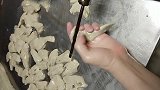 原来我们吃的烤面筋是这样的，小姐姐这个操作手法真是娴熟啊
