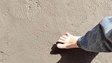 地上的水泥还没干，女生就想在地上踩出脚印