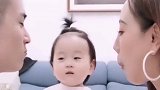 爸妈故意在宝宝面前秀恩爱，小萌娃这一脸生无可恋的表情，逗死了