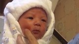小宝宝被月嫂裹成这样，这也太萌了吧太可爱了！