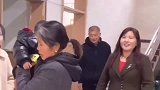 妈妈来到女儿的婆家，和亲家母说了半天的话，老人的辛酸全在心里