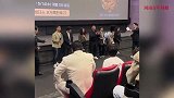 马东锡模仿者路演现场追星，要签名时马东锡本人懵了！网友也懵了