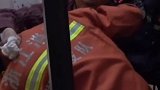 80岁独居老人摔倒被困家中,获救后竟问消防员:出勤费多少钱,打欠条！心酸...... 消防员  独居老人