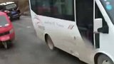 男子经过一条路，看见汽车打滑，加防滑链再走这样很危险