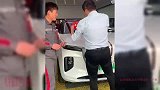 在国产红旗车头贴上五星红旗，马上提高了一个档次