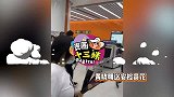 黄晓明送花给机场安检女员工，未戴口罩一路畅通“特权真大”