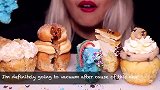 美女试吃精致奶油纸杯蛋糕