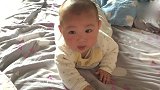 小宝宝趴着练习抬头，看到妈妈后表情后简直萌翻了